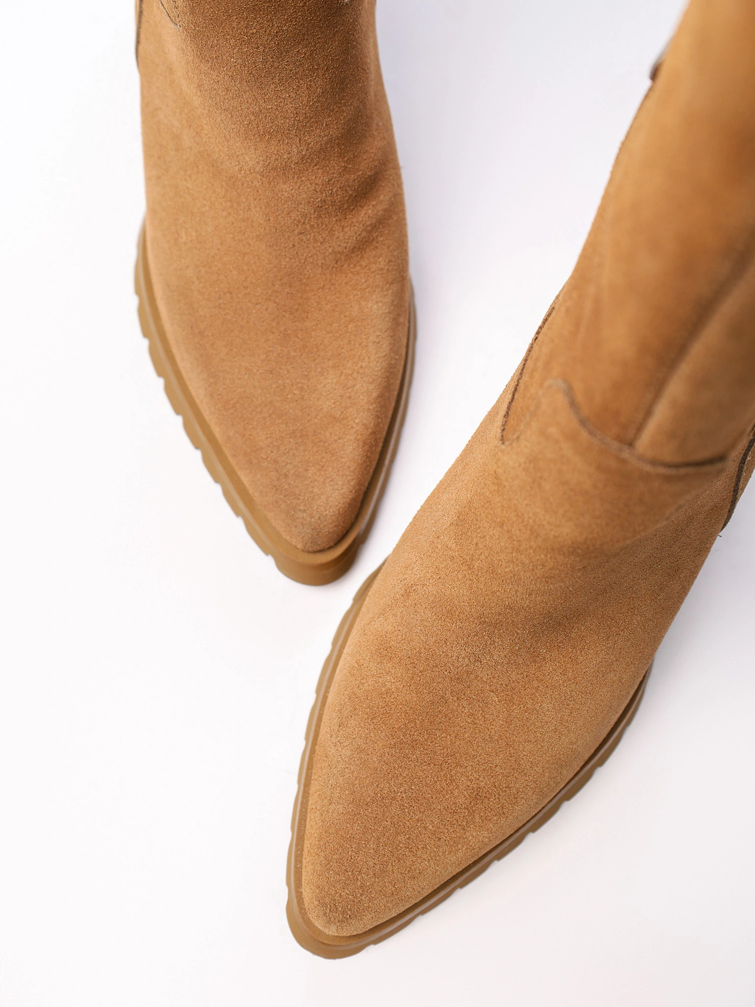 Сапоги коричневого цвета на высоком каблуке